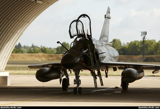 Mirage 2000N in the hangar