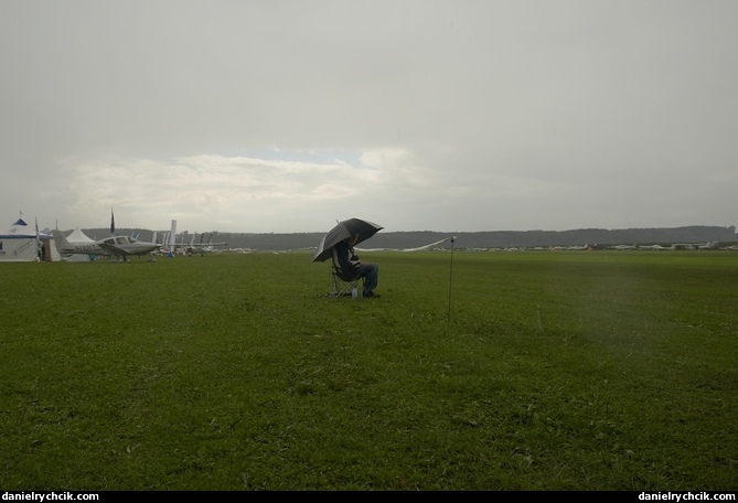 Spectator in the rain