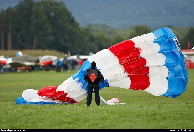 Parachutist