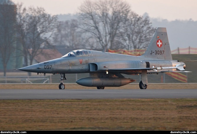 F-5E Tiger landing in Payerne after a WEF mission