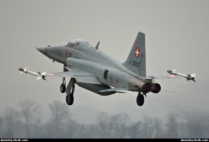 F-5E Tiger taking off from Payerne airbase for a WEF mission