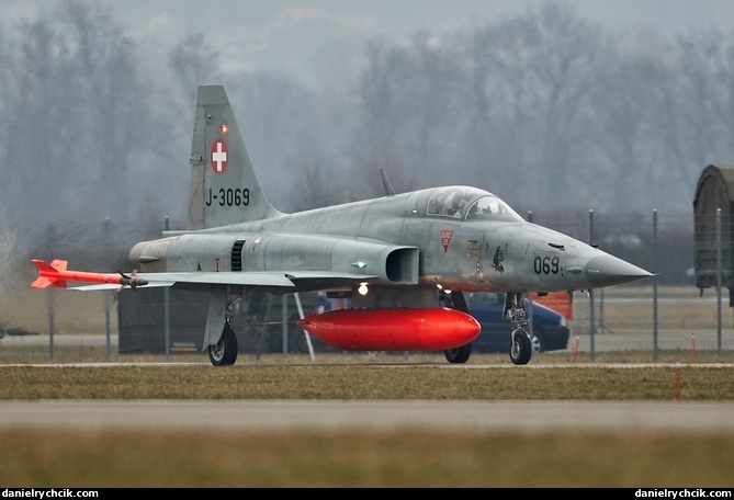 F-5E Tiger rolling in Payerne