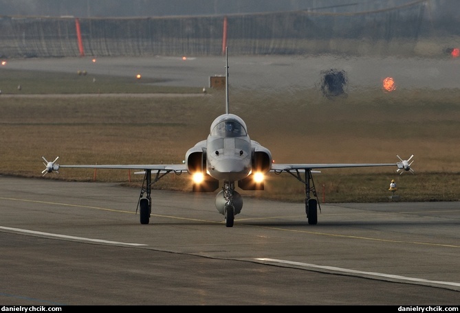 F-5E Tiger rolling in Payerne