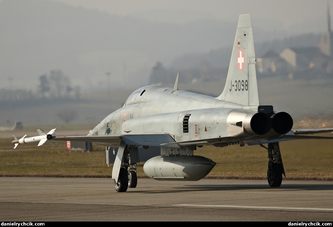 F-5E Tiger rolling in Payerne