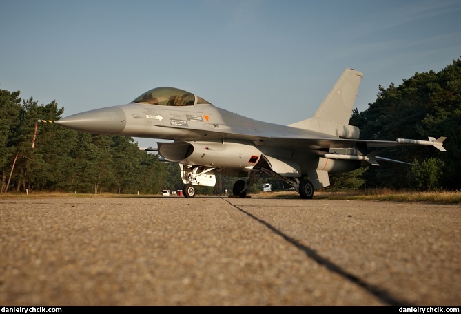 F-16C Falcon (mock-up)